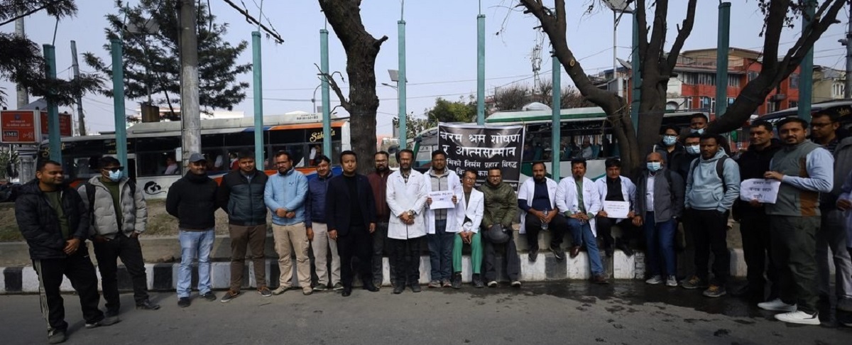 तलब कार्यान्वयन नभए सेवा ठप्प पार्ने आवासीय चिकित्सकको चेतावनी