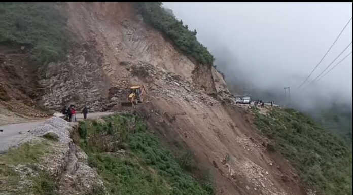 देहिमाण्डौं–गिरेगाडा सडक खण्डस्थित कोटखोलामा पहिरो खस्दा सडक अवरुद्ध