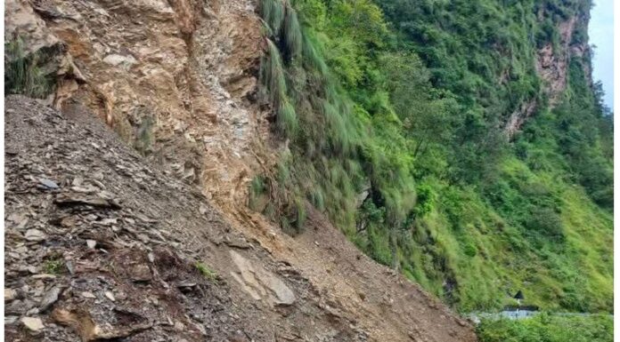 बैतडीको दाेगडाकेदार ५ सलसेनामा पहिरो खसेर अवरुद्ध भएको महाकाली राजमार्ग सुचारु
