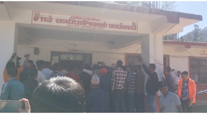 बैतडीको सुर्नया गाउँपालिकामा तीन सातादेखि तालाबन्दी, सेवा प्रवाह प्रभावित ।