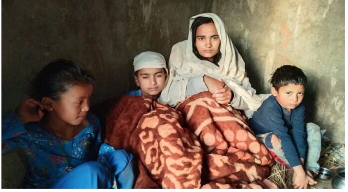 दुर्घटनामा श्रीमानको मृत्यु भएसंगै घरबारविहीन भएकी जानकी छिमेकीको घरमा किरिया बस्दै