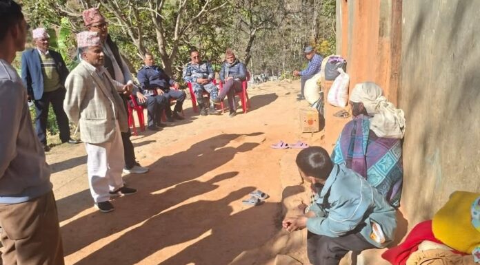 घरबारविहीन जानकी महरालाई राहत स्वरूप खाद्यान्न र लत्ताकपडा सहयोग