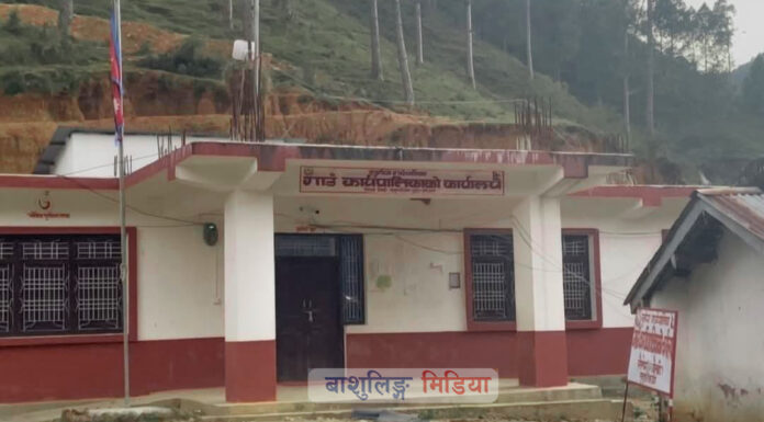 महिनौँदेखि पालिका हाकिमबिहीन, मन्त्रालय धाउँदै अध्यक्ष, सेवाग्राही मारमा