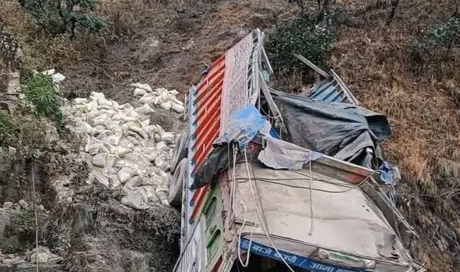 बैतडीमा ट्रक दुर्घटना, चालकसहित चार जना घाइते