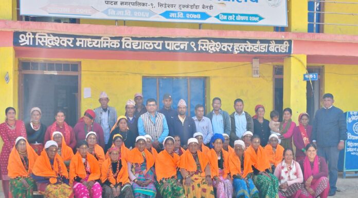 मातातीर्थ औँसीका अवसरमा सिद्धेस्वर माविद्वारा ज्येष्ठ आमालाई सम्मान