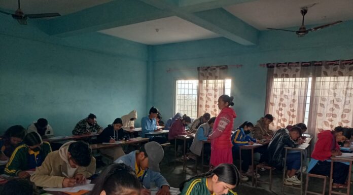 बैतडीमा धमाधम उत्तरपुस्तिका जाँच गरिदैँ
