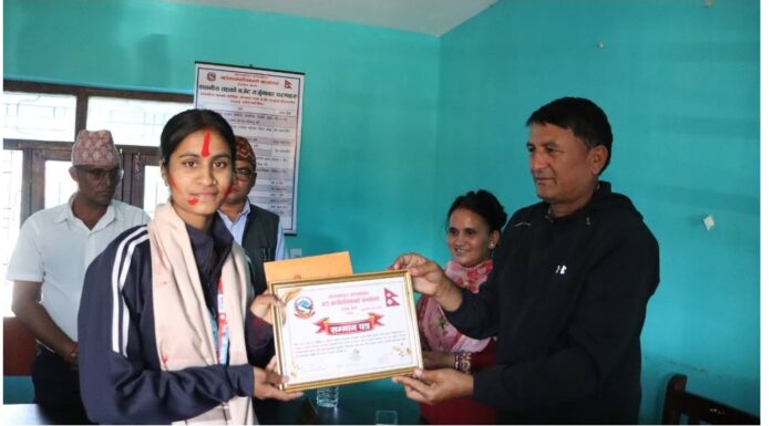 स्वर्ण विजेता छात्रा सुनिता पार्कीलाई दोगडाकेदार गाउँपालिकाद्वारा नगदसहित सम्मान