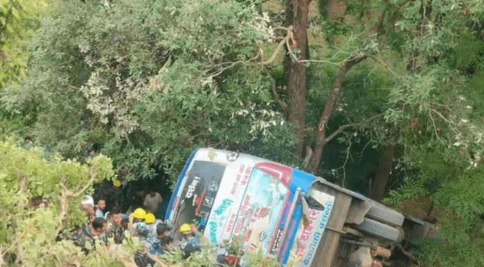 बस दुर्घटना अपडेट : एक जनाको मृत्यु, १० घाइते